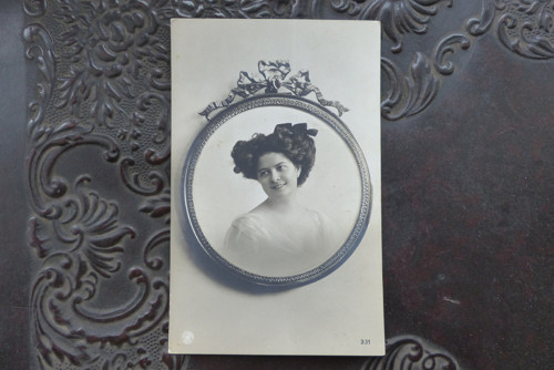 Dívka z rámu...stará pohlednice — foto 3
