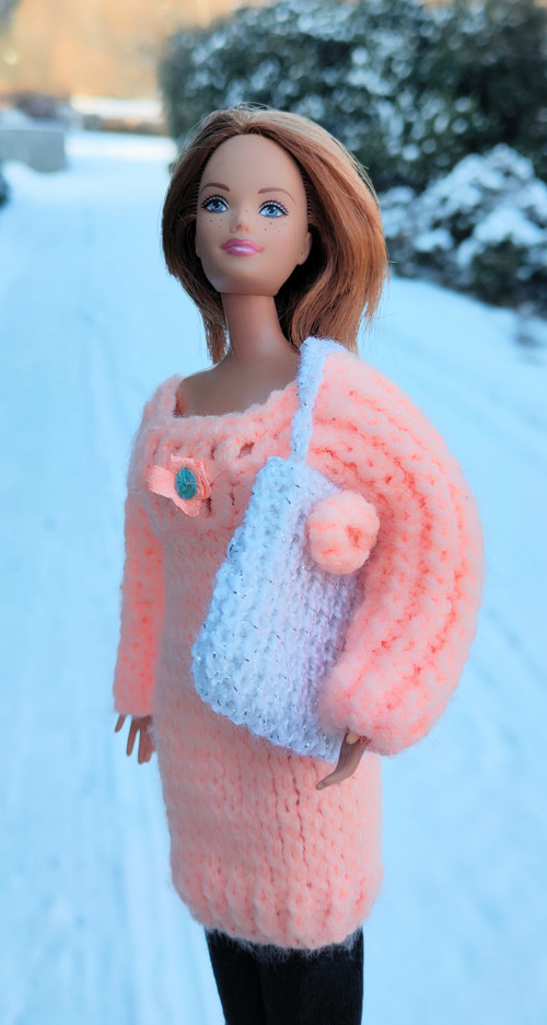Dlouhý svetr s taškou pro Barbie — foto 5