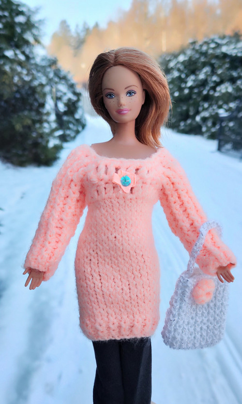 Dlouhý svetr s taškou pro Barbie — foto 3