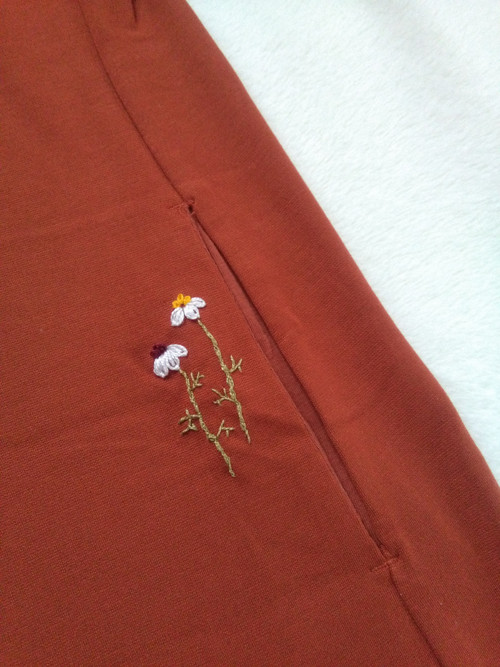 S heřmánkem (ručně vyšívané šaty) — foto 2