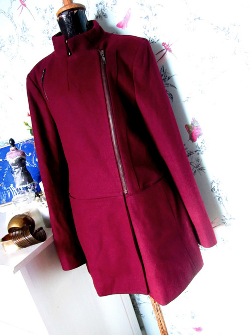 Kabát asymetric chic vínový — foto 2