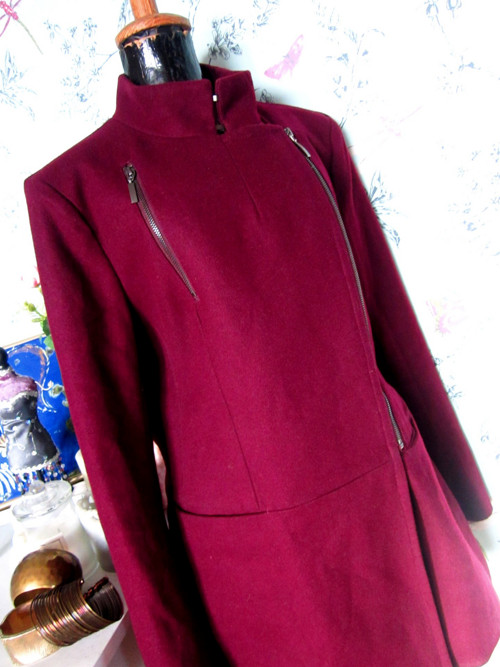 Kabát asymetric chic vínový — foto 4