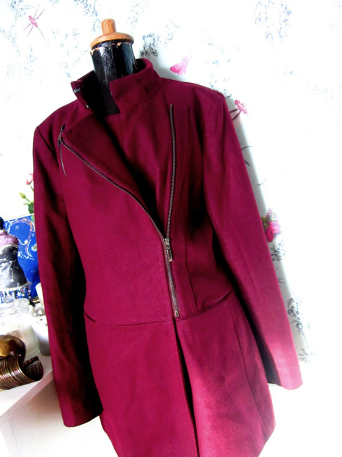 Kabát asymetric chic vínový — foto 3