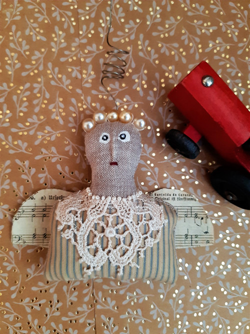 Anděl s perličkami kolem krku — foto 3