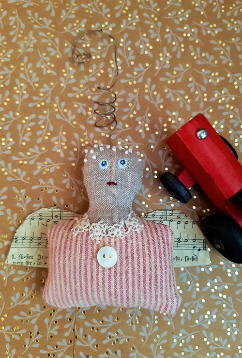 Anděl s perličkami na hlavě — foto 2