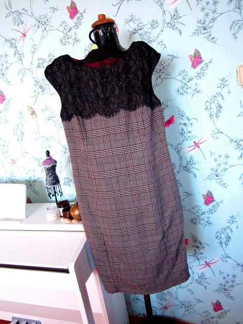 Pencil chic šaty tweed&krajka — foto 3