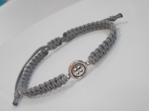 "Knoflík pro štěstí" - šedý náramek (macramé) — foto 3