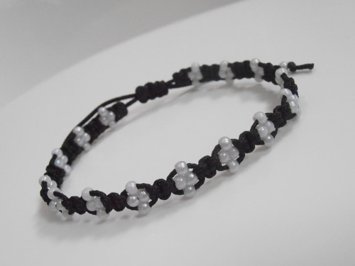 Černobíly perličkový náramek (macramé) — foto 3