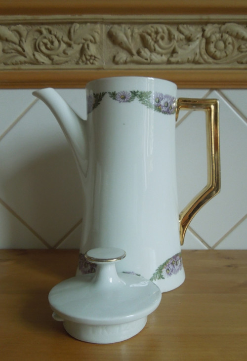 Stará krásná porcelánová konvice — foto 5