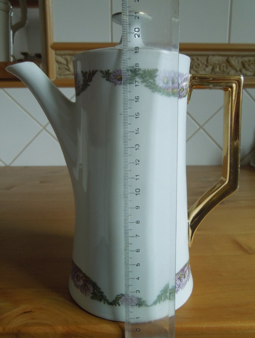 Stará krásná porcelánová konvice — foto 4