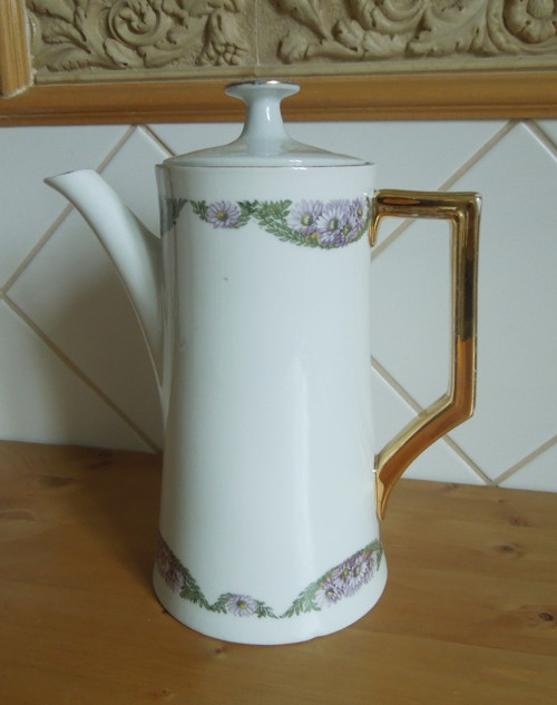 Stará krásná porcelánová konvice — foto 3