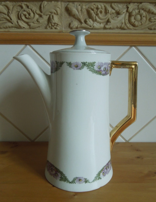 Stará krásná porcelánová konvice — foto 2