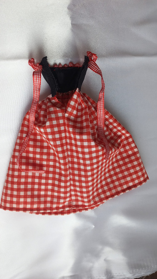 Černo-červené kostkované šatičky pro Barbie — foto 2