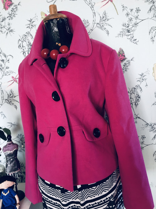 Kabátek retro look, fuchsiový — foto 4