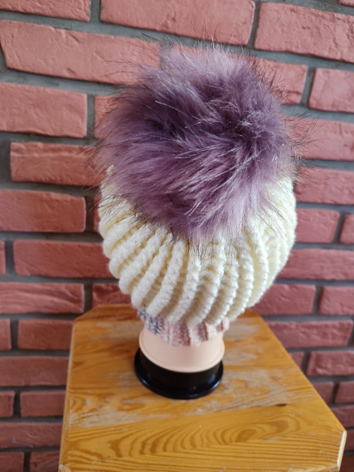 Dámský háčkovaný kulich s bambulí — foto 4