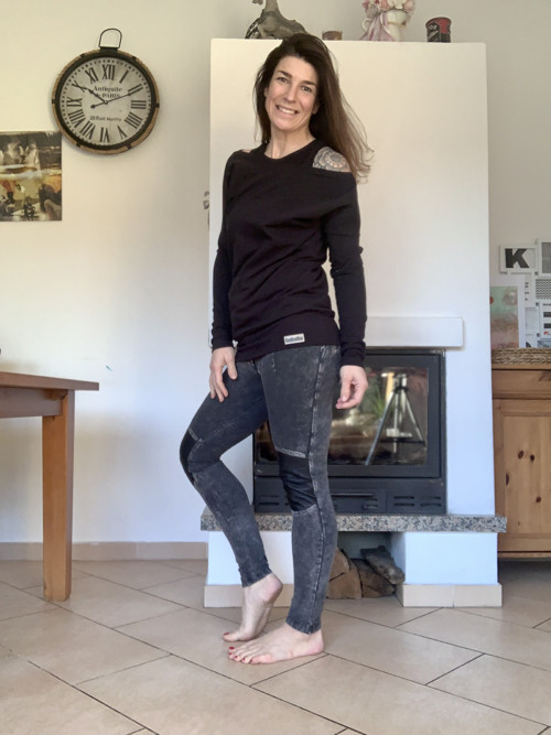 Mikina s lodičkovým výstřihem — foto 4