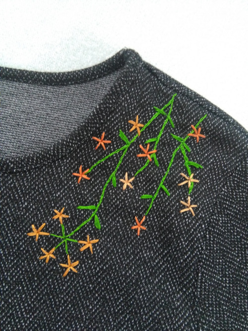 Decentně (ručně vyšívané šaty) — foto 2