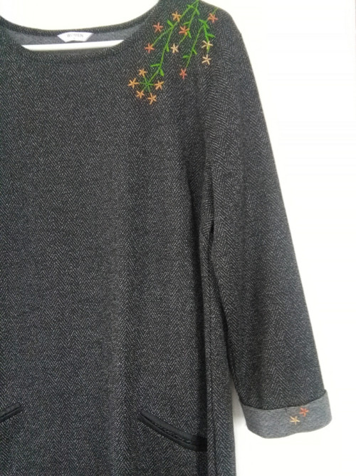 Decentně (ručně vyšívané šaty) — foto 4