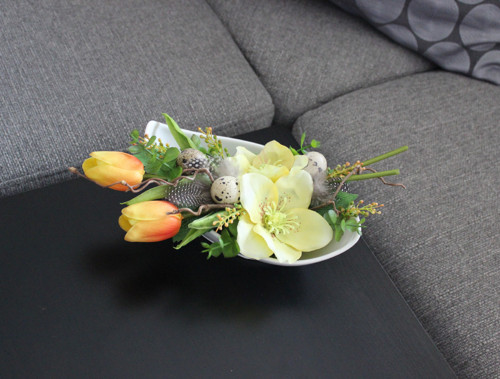 Keramická mistička s čemeřicemi a tulipány — foto 4