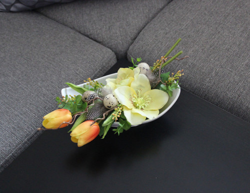 Keramická mistička s čemeřicemi a tulipány — foto 2