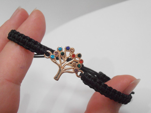 *Strom života* elegantní černý náramek (macramé) — foto 3