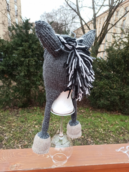 Ušanka tmavě šedý koník — foto 6