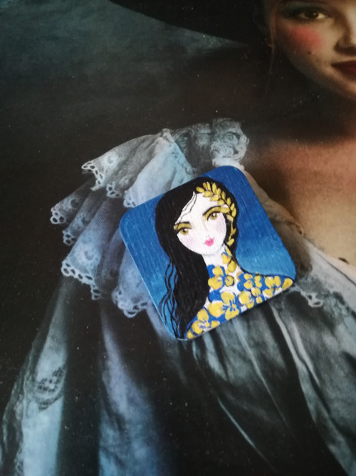Brož: Šaty plné violek — foto 2
