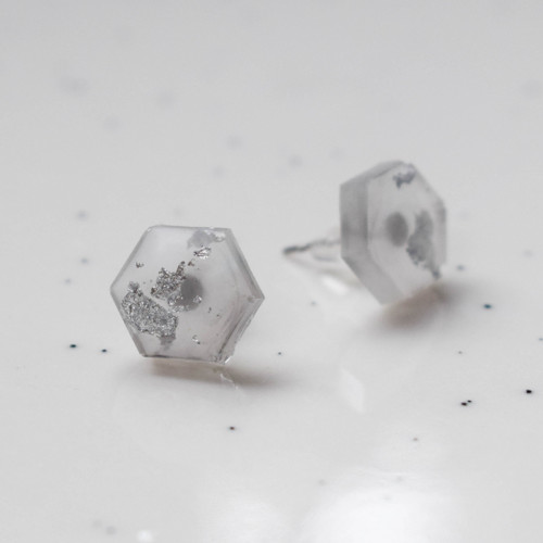 Náušničky - šedé hexagony — foto 3