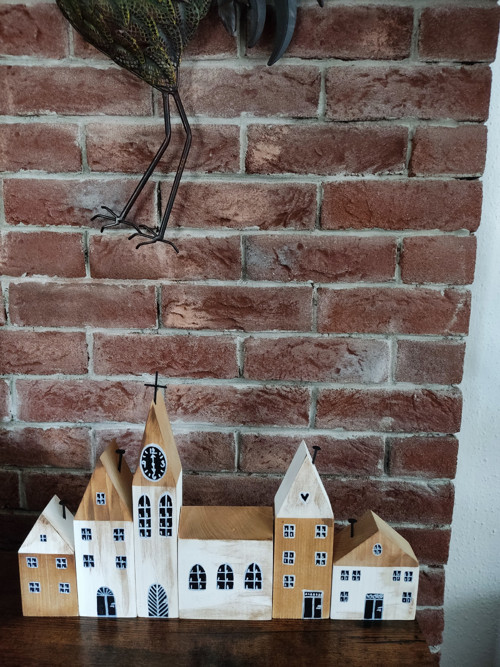 Dřevěná vesnička v hnědém provedení — foto 3