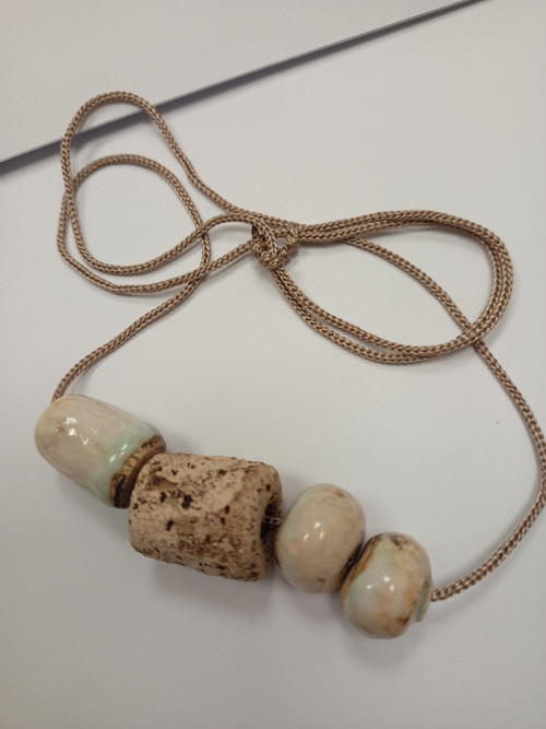 Náhrdelník z keramiky s perletí. — foto 2