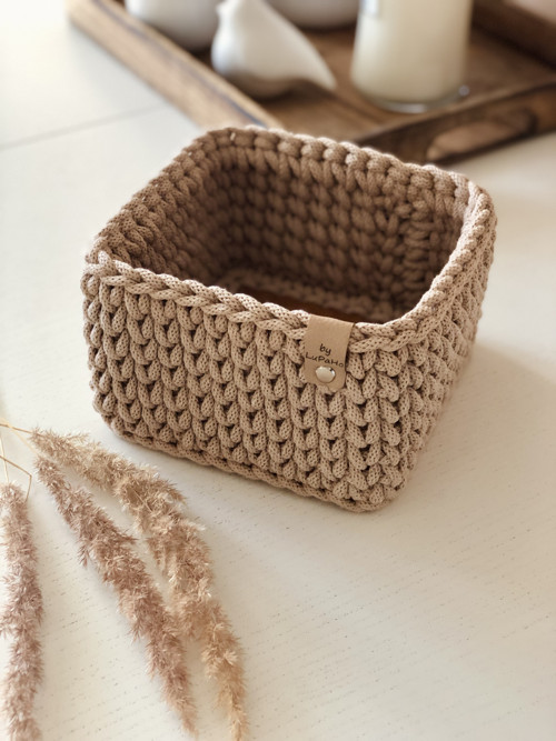 Háčkovaný hranatý košík 15x15cm béžový — foto 3