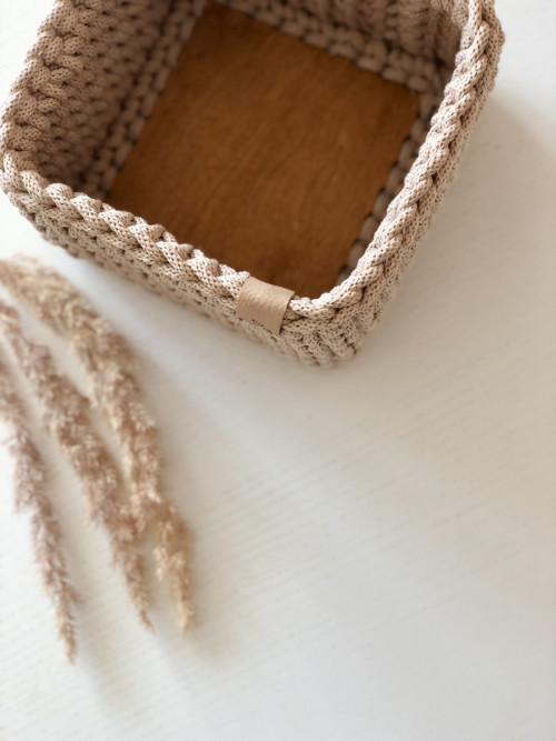 Háčkovaný hranatý košík 15x15cm béžový — foto 5