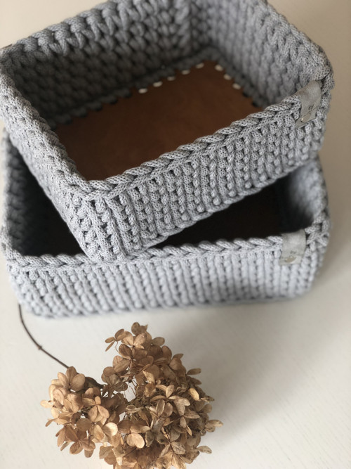Háčkovaný hranatý košík 20x20cm šedý — foto 2