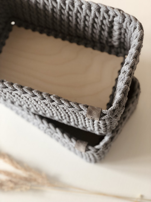 Háčkovaný hranatý košík 15x15cm šedý — foto 3