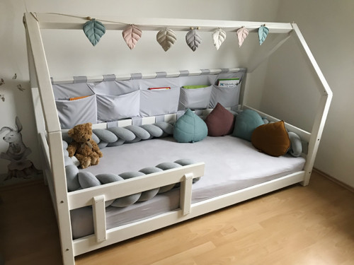 Dlouhý kapsář na domečkovou postel — foto 3