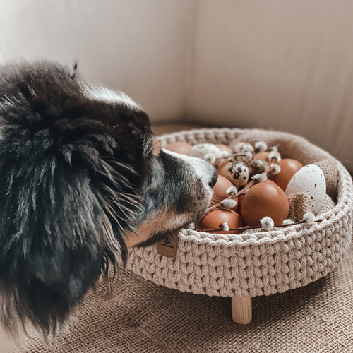 Béžový košík na nožičkách — foto 3