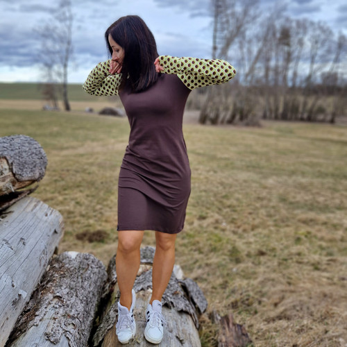 Hnědé šaty s barevnými rukávy...XL — foto 3