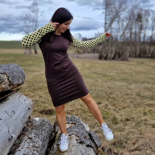 Hnědé šaty s barevnými rukávy...XL — foto 2