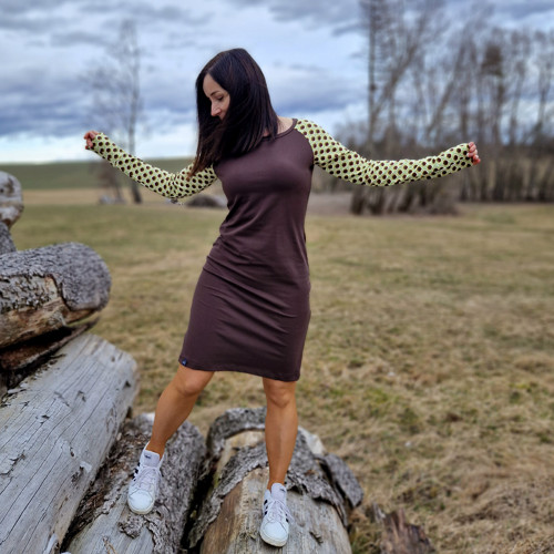 Hnědé šaty s barevnými rukávy...XL — foto 4