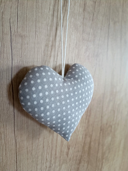 Šedé srdíčko s poutkem — foto 3