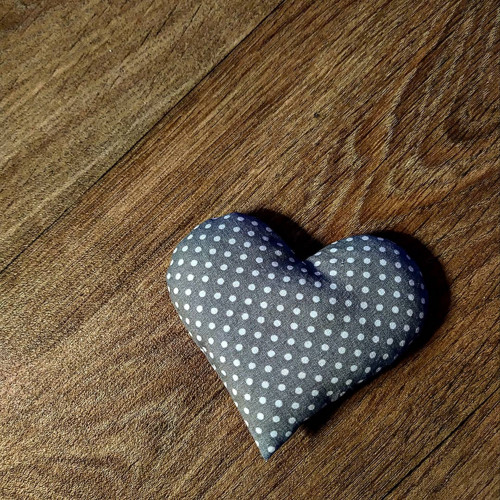 Šedé srdíčko s poutkem — foto 4