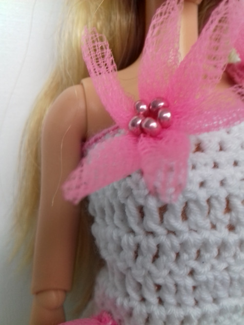 Háčkované šatičky pro panenku Barbie — foto 5