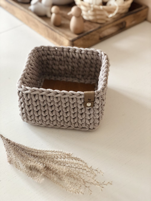 Háčkovaný hranatý košík 15x15cm cappuccino — foto 3
