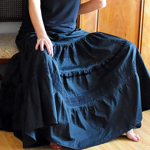 Luxusní černá volánová maxisukně — foto 3