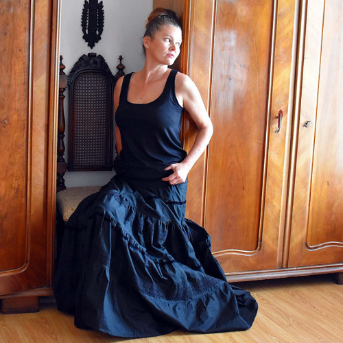 Luxusní černá volánová maxisukně — foto 2