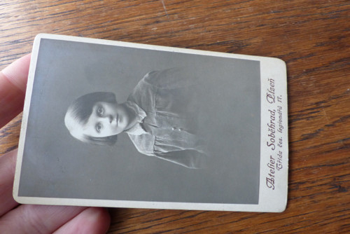 Děvče...stará kabinetní fotografie — foto 3