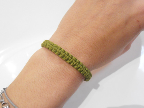 *Olivově zelený náramek - macramé (Unisex)* — foto 3
