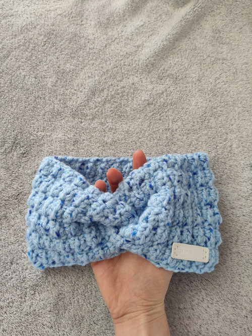 Háčkovaná čelenka modré barvy — foto 3