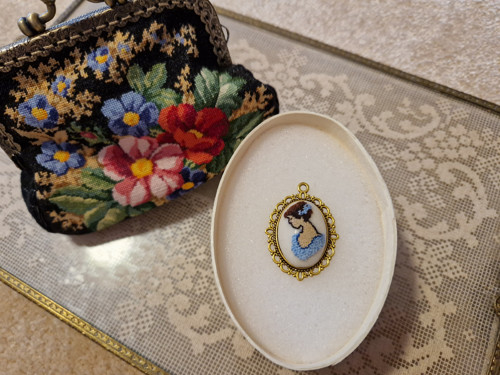 Přívěsek vyšívaný Petit point: Busta dívky — foto 2