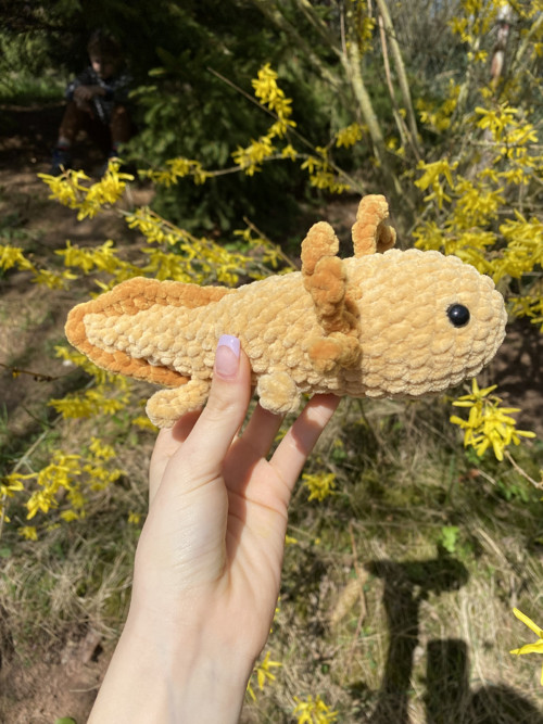 Háčkovaný jantarový axolotl — foto 3
